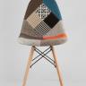 Стул Eames DSW в тканевой обивке в стиле пэчворк, сиденье платиковое, ножки деревянные