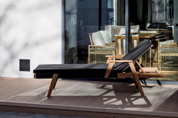 Шезлонг MICHELLE SUNLOUNGE с черной подушкой