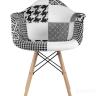 Кресло Eames в стиле пэчворк черно-белое, ножки массив бука